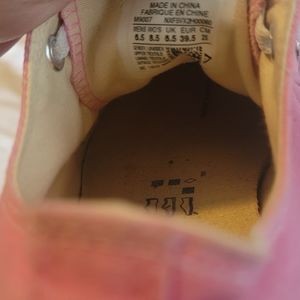 Men's pink convers sixe 6.5 or women's 8.5